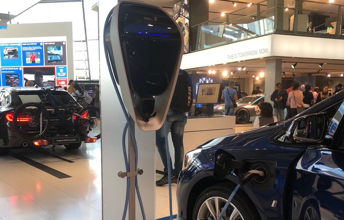 Der Verband Schweizerischer Elektrizitätsunternehmen warnt vor einer übereilten Besteuerung von Elektrofahrzeugen ab 2030. Die geplanten Modelle gefährden Klimaziele und Elektromobilität.