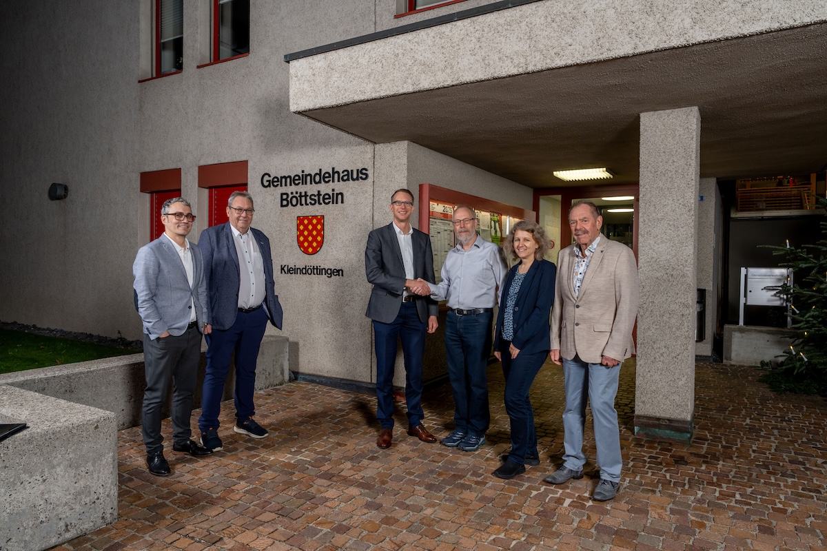 Claudio Cerri (Leiter Regional-Center Turgi der AEW), Christoph Fischer (Leiter Geschäftsbereich Netze der AEW), Alex Meier (Gemeinderat Böttstein), Hanspeter Suter, Andrea Collavo, Rolf Vögeli (Elektra Böttstein), v.l.n.r.