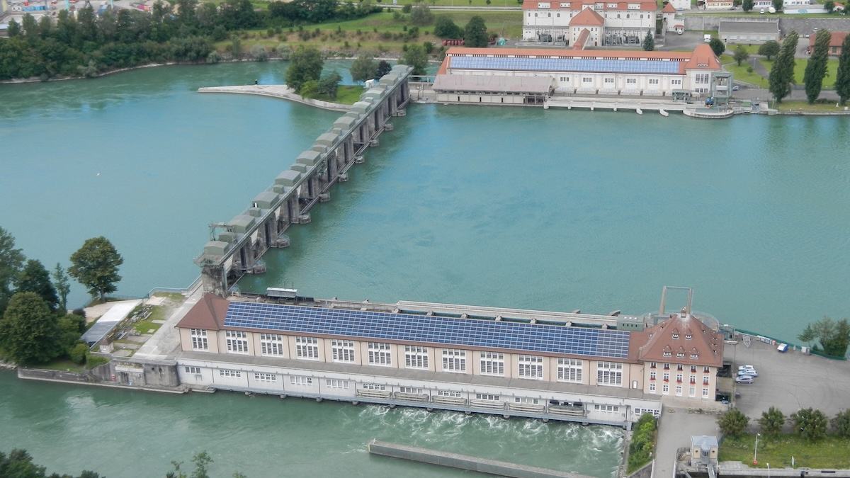 Die Wärmezentrale entsteht in der Maschinenhalle des Wasserkraftwerks Augst (vorne). (©AEW)