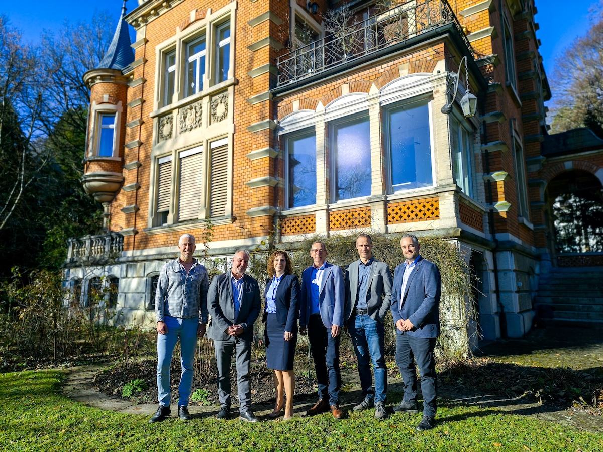 Bildlegende (v. l. n. r.): Thomas Dietrich, Stadtschreiber Stadt Buchs Rolf Pfeiffer, Stadtpräsident Stadt Buchs Katharina Niederdorfer, Geschäftsführerin Abonax AG Heinrich Grob, Verwaltungsratspräsident Abonax AG Jürg Göldi, Direktor ewb Sandro Spescha, Leiter Energie / Stv. Direktor ewb