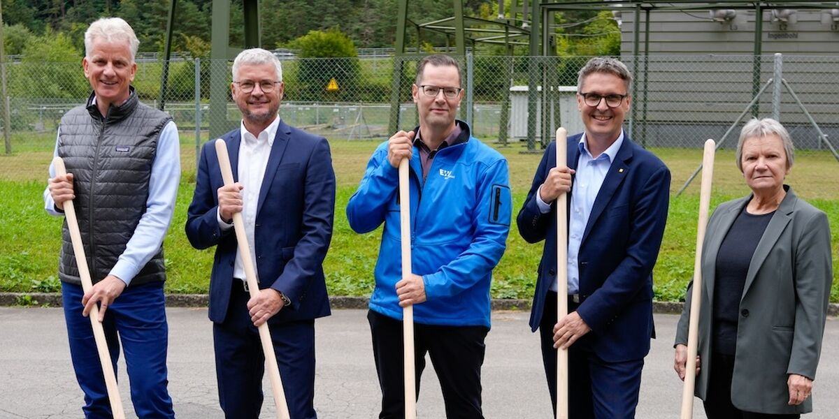 Bildlegende (v.l.n.r.): Frank Amend (Axpo), Willy Lussmann (Gemeindepräsident Silenen), Werner Jauch (CEO energieUri), Hermann Epp (Regierungsrat Kanton Uri), Verena Tresch (Gemeindepräsidentin Gurtnellen)