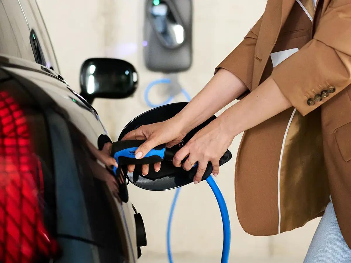 Intelligent Laden ohne Komforteinbusse: Die Pilot-Teilnehmenden geben an, wann sie ihr E-Auto brauchen, und überlassen den Ladevorgang dem Lademanagement von EKZ mit der Garantie, dass die Batterie bis zum gewünschten Zeitpunkt den vorgegebenen minimalen Ladestand erreicht hat.