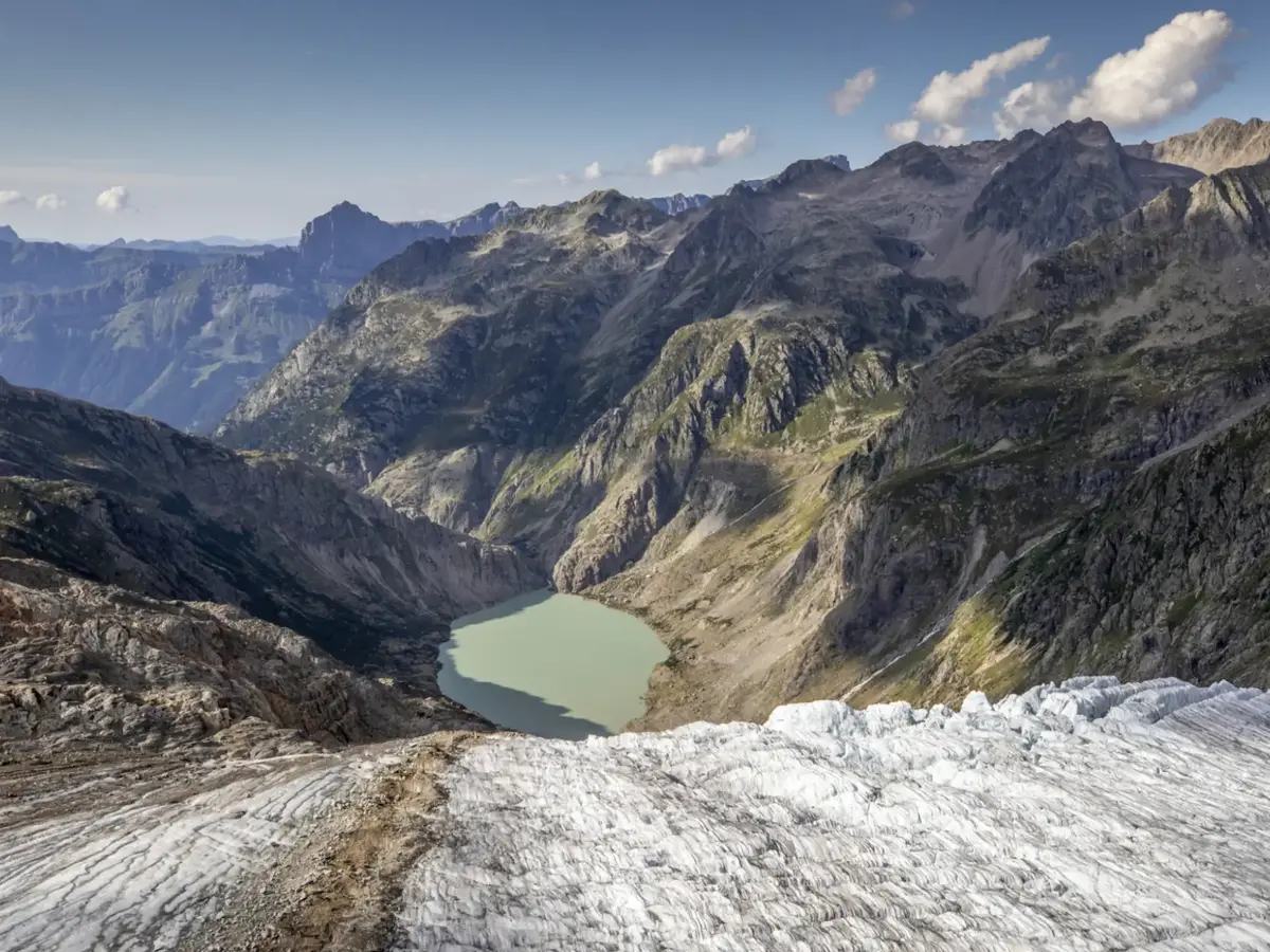 Reste des Triftgletschers mit Geländebecken und natürlichem See
