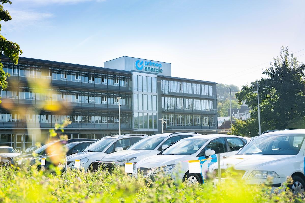 Primeo steigert 2025 den Gewinn auf 109 Mio. CHF trotz Umsatzrückgang auf 1.8 Mrd. CHF. Über 11 Mio. CHF fliessen in die Entlastung künftiger Stromtarife.