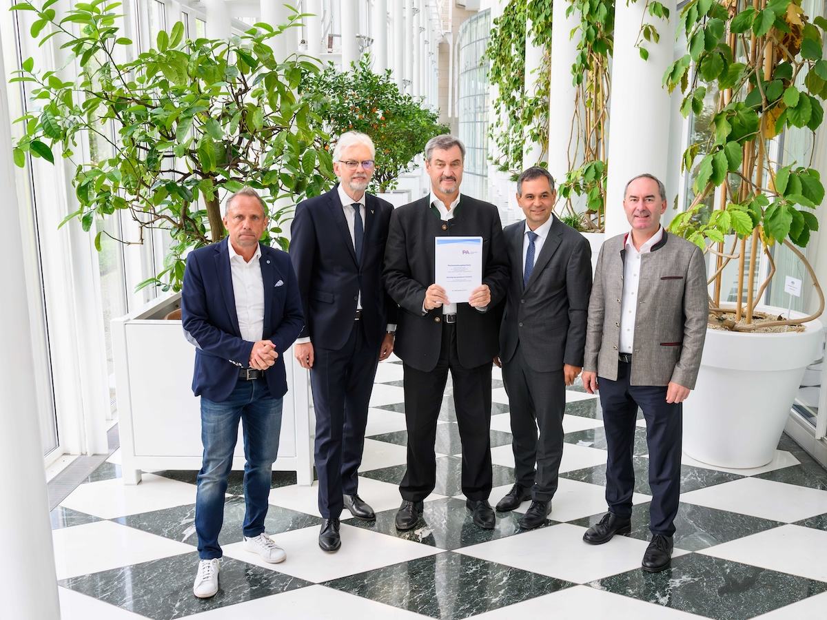 Der positive Planfeststellungsbeschluss für den Energiespeicher Riedl wurde der VERBUND Tochter Donaukraftwerk Jochenstein AG zugestellt. Am Foto vlnr: Bayerns Umweltminister Thorsten Glauber; Michael Strugl, CEO VERBUND; Ministerpräsident Markus Söder; Landrat Raimund Kneidinger; Staatsminister Hubert Aiwanger. Fotorechte: Bayerische Staatskanzlei
