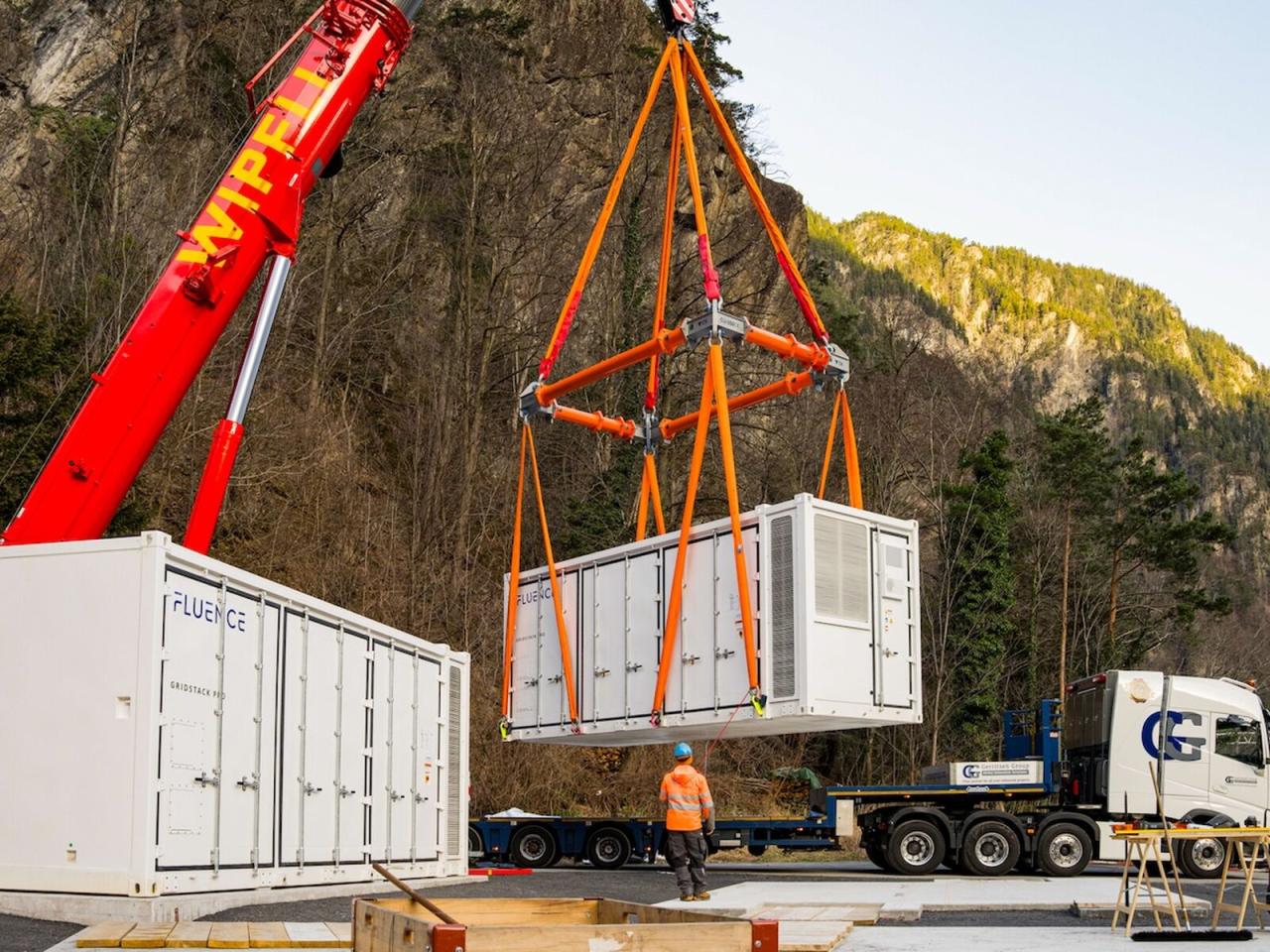 Uri baut am Standort Plattischachen einen neuen Energie-Hub auf: energieUri und Axpo realisieren in Gurtnellen gemeinsam Grossbatteriespeicher mit rund 115 MWh Speicherkapazität. 