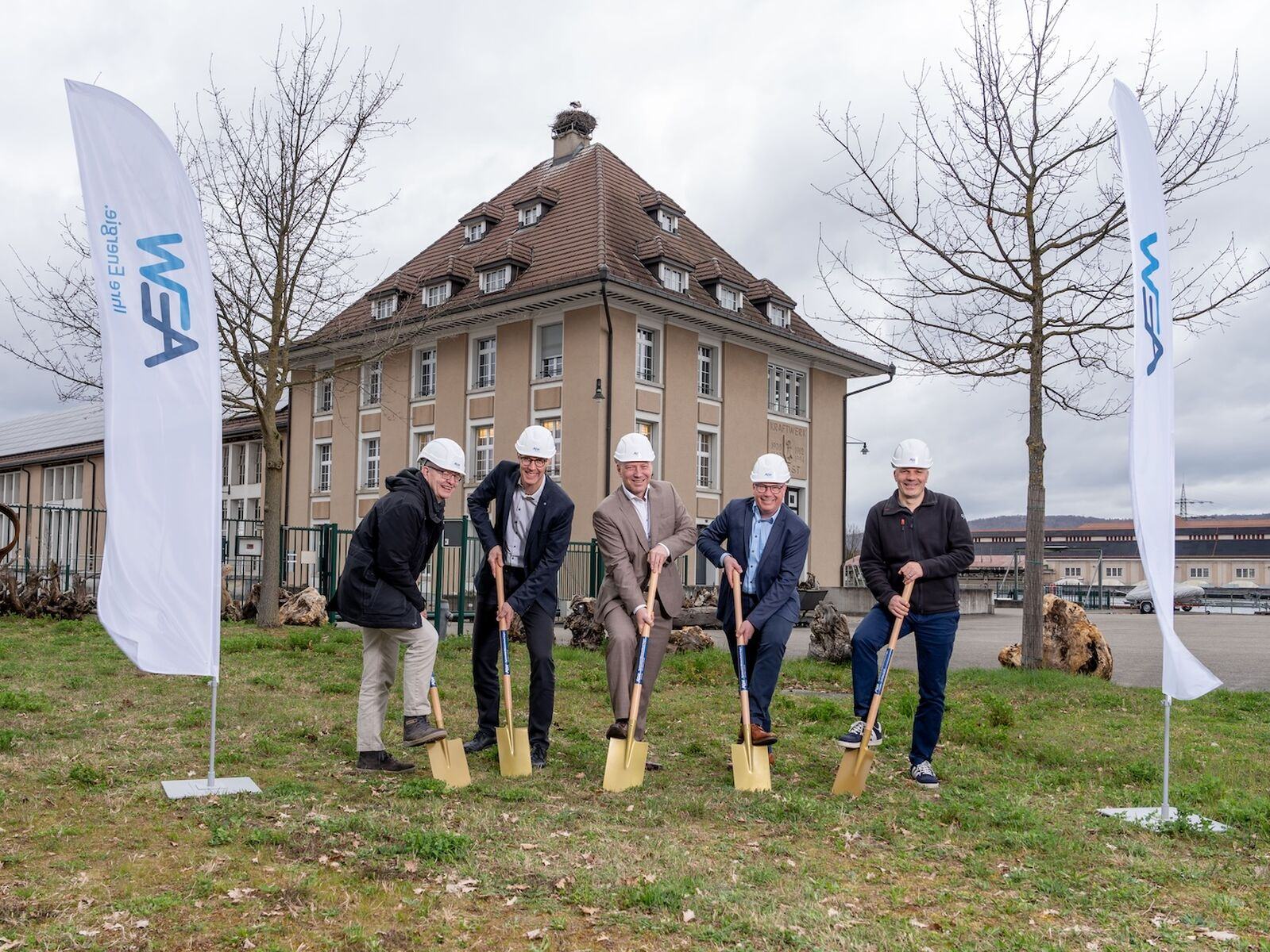 v.l.n.r.: Ralph Wächter (Vizepräsident Gemeinde Augst), David Gautschi (Leiter Geschäftsbereich Produktion der AEW), Dr. Raffael Schubiger (Präsident des Verwaltungsrats der AEW und der Kraftwerk Augst AG), Daniel Wernli (Leiter Wärmeproduktion der AEW), Manuel Häfeli (Betriebsleiter Kraftwerk Augst AG). Auf dem Foto nicht abgebildet: Peter Aston, Senior Projektleiter Wärmegeschäft der AEW.