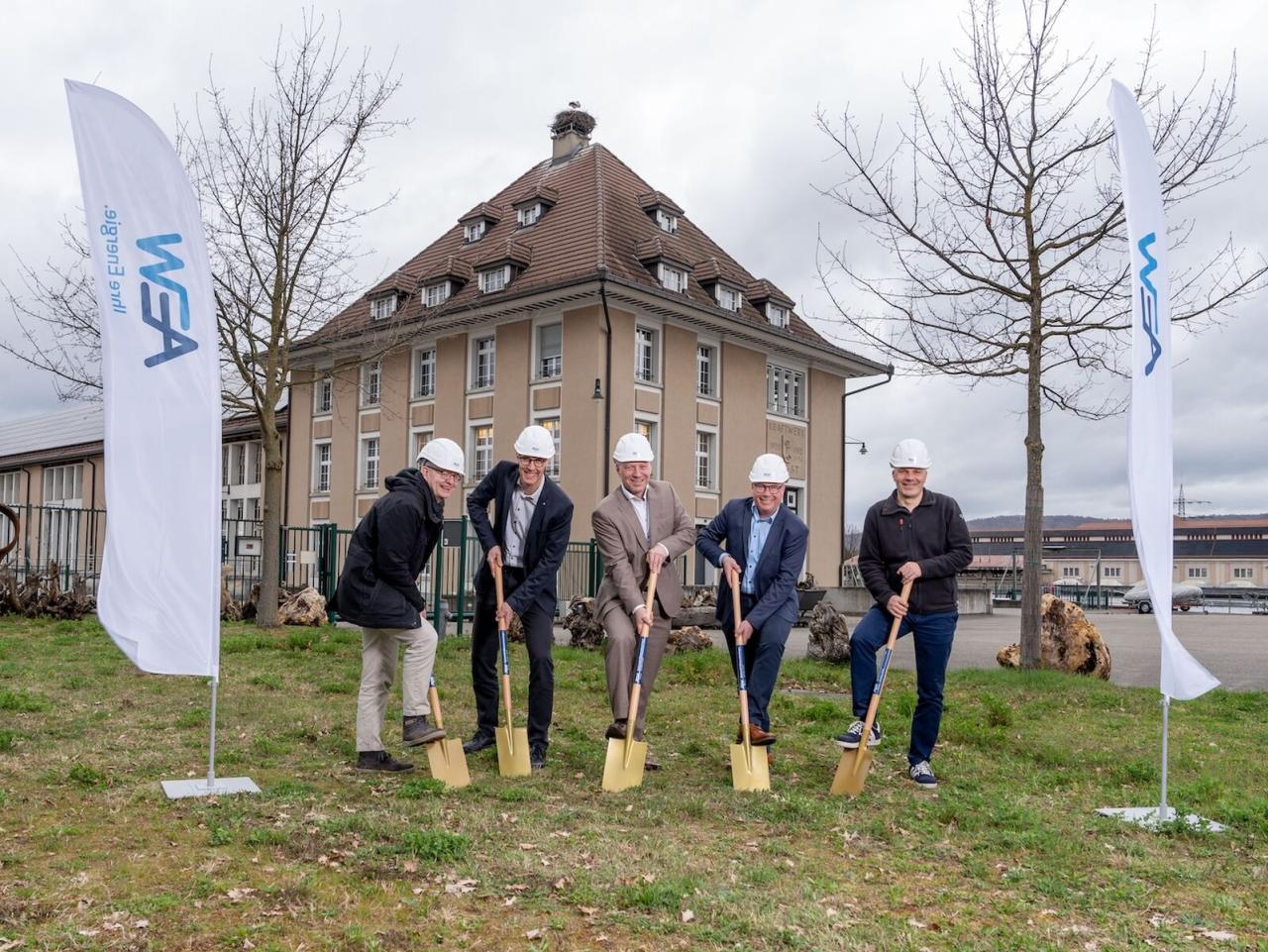 v.l.n.r.: Ralph Wächter (Vizepräsident Gemeinde Augst), David Gautschi (Leiter Geschäftsbereich Produktion der AEW), Dr. Raffael Schubiger (Präsident des Verwaltungsrats der AEW und der Kraftwerk Augst AG), Daniel Wernli (Leiter Wärmeproduktion der AEW), Manuel Häfeli (Betriebsleiter Kraftwerk Augst AG). Auf dem Foto nicht abgebildet: Peter Aston, Senior Projektleiter Wärmegeschäft der AEW.