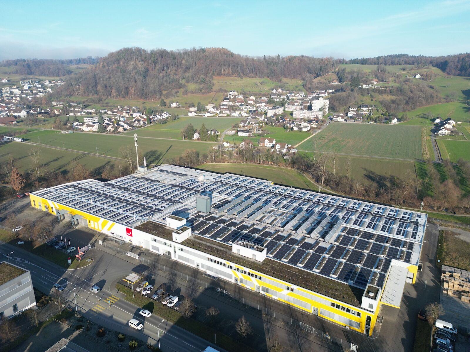 Die Zehnder Group baut ihre Photovoltaik in Gränichen auf 936 kWp aus. Dank innovativer Leichtbaumodule konnte die PV-Anlage trotz statischer Vorgaben erweitert werden.