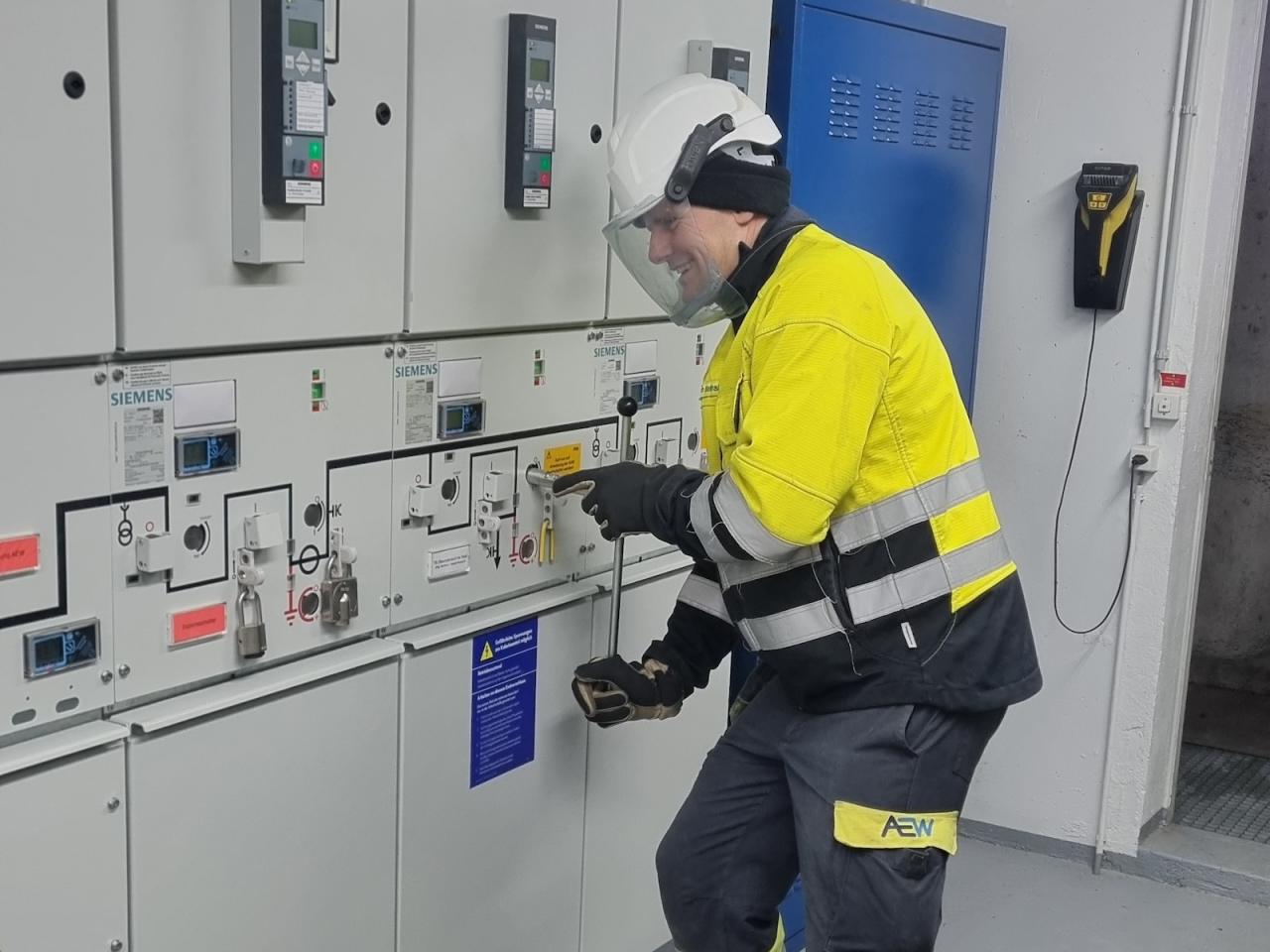 Starke Netzinfrastruktur für den Rohrdorferberg: AEW schliesst Verkabelungsprojekt erfolgreich ab. Neue 16-kV-Kabelleitung erhöht Versorgungssicherheit, Flexibilität und Netzrobustheit. 