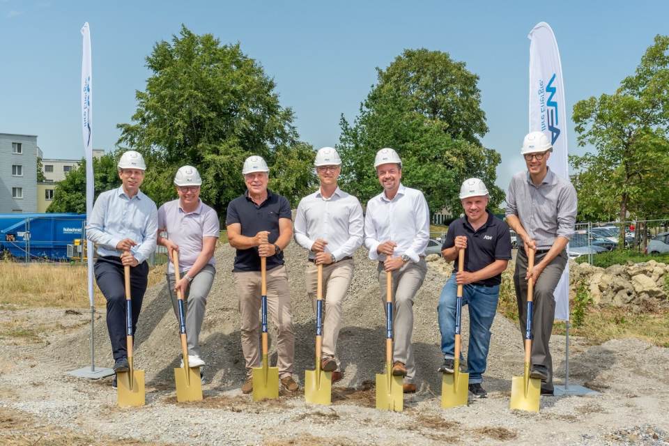Vertreterinnen und Vertreter der AEW, der Gemeinde Widen, der Sika Schweiz AG und der Elektra Widen Betriebs AG beim Spatenstich für die Wärmezentrale des Wärmeverbunds Mutschellen.