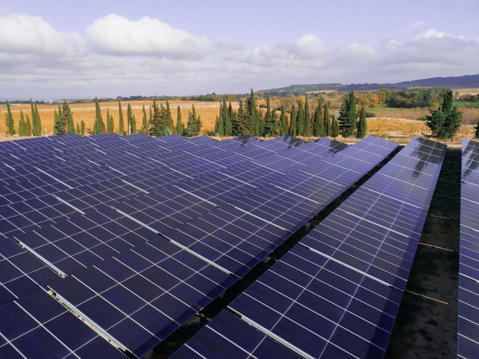 Axpo Tochter Urbasolar gewinnt den ersten langfristigen PPA des französischen Verteidigungsministeriums. In Salbris entsteht auf einem ehemaligen Militärgelände eine 42-MWp-Solaranlage.