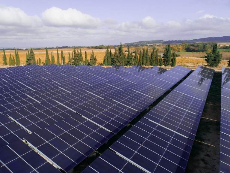 Axpo baut Solarpark für Frankreichs Staat