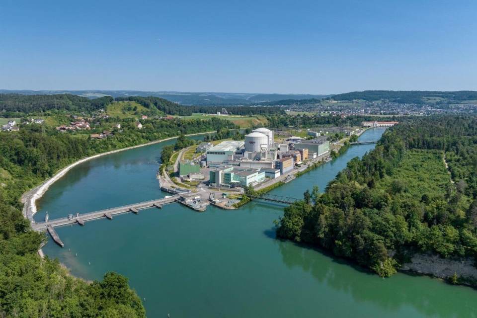 Ansicht des Kernkraftwerks Beznau von Axpo an der Aare