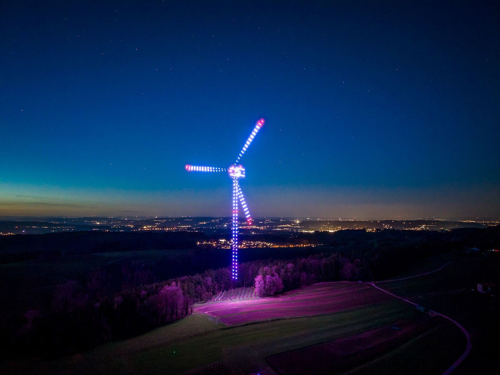 Axpo machte bei Wil SG eine geplante Windenergieanlage im Gebiet Boxloo mit rund 200 Drohnen in Echtgrösse sichtbar.