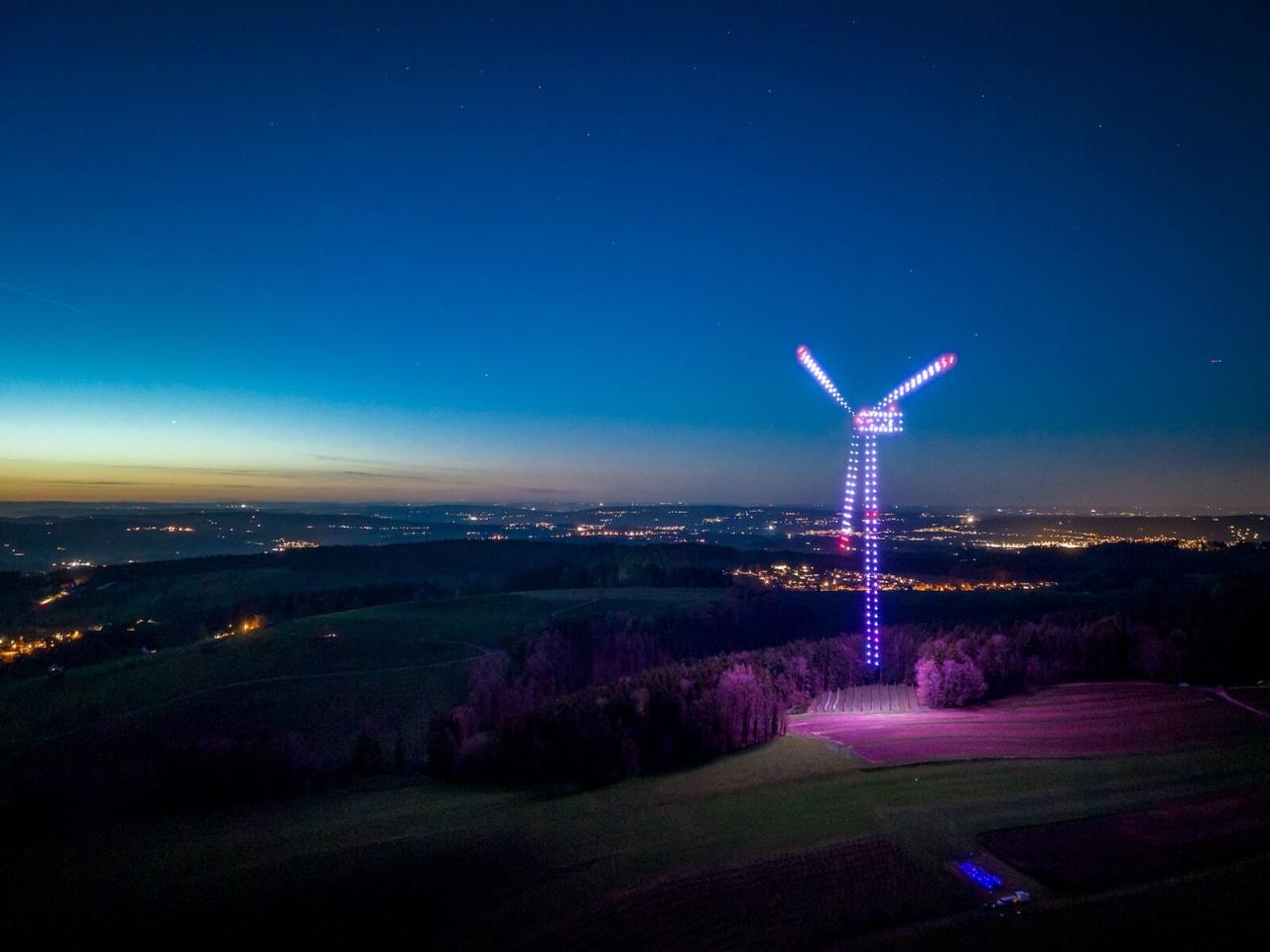 Axpo machte bei Wil SG eine geplante Windenergieanlage im Gebiet Boxloo mit rund 200 Drohnen in Echtgrösse sichtbar.
