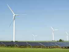 Erneuerbare Energien stehen im Zentrum der Aktivitäten der BKW und von Volterres in Frankreich (Symbolbild, © Westend61 / Jana Mänz).