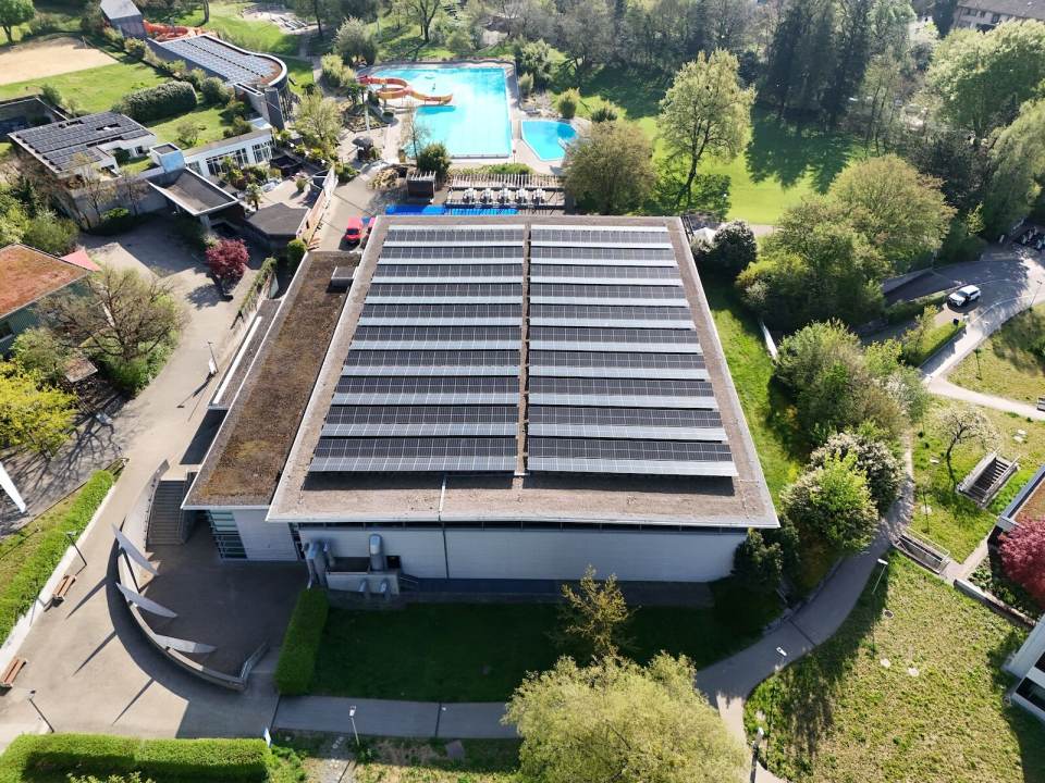 2025 investierten die werke weiterhin in Photovoltaikanlagen – unter anderem auf der Mehrzweckhalle Wallisellen.