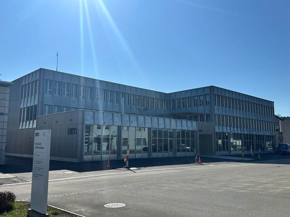 EKT steigert den Unternehmensgewinn 2025 auf CHF 92.5 Mio. Gleichzeitig treibt das Unternehmen den Ausbau von Photovoltaik, Batteriespeichern, Fernwärme und Netzinfrastruktur voran. Neu übernimmt Thomas Sigrist das Präsidium des Verwaltungsrats.