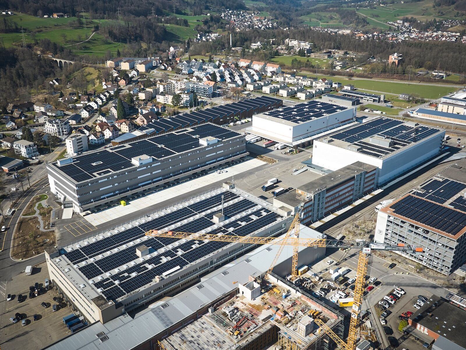 Seit Mitte März 2026 produziert EKZ auf dem Logistikareal Embraport genügend Solarstrom für eine Gemeinde mit rund 4000 Personen. EKZ, Norbert Egli
