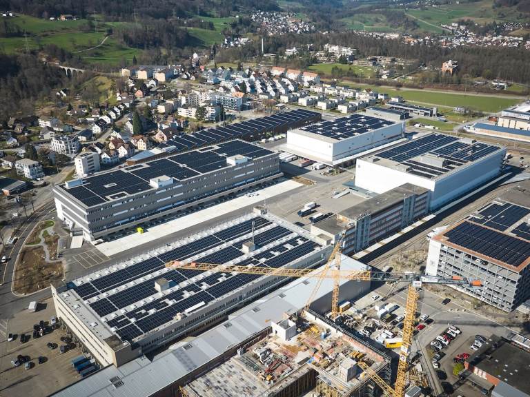 EKZ baut grösste Solaranlage in Zürich