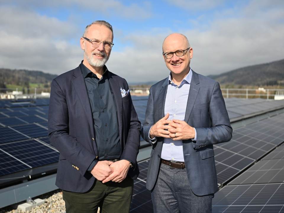 Jean-Claude Maissen (CEO Zürcher Freilager AG) und Paul Sidler (Leiter Erneuerbare Energien, EKZ) betonen den Wert der Solaranlage - für die Versorgungssicherheit und nachhaltige Logistik. EKZ, Norbert Egli