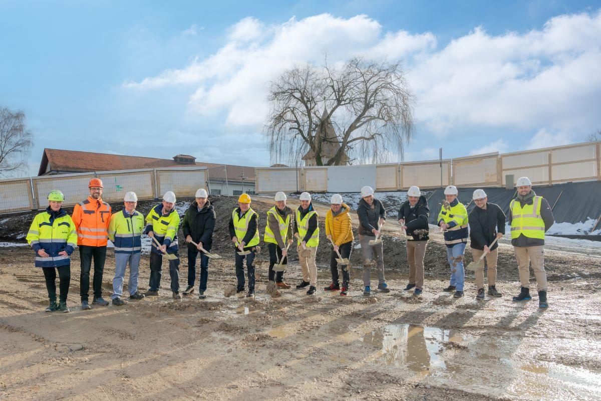Spatenstich für das neue Unterwerk in Aarau (von links): Alexandra Zumkeller, Eniwa; Dominik Kloter, KFB Pfister AG; Hansjürg Tschannen, Eniwa; Sven Heider, Eniwa; Walter Meyer, Eniwa; Hans-Kaspar Scherrer, Eniwa; Armin Kottmann, Eniwa; Roman Bertsch, Eniwa; Mathias Lanz, Rothpletz, Lienhard + Cie AG; Stephan Pfister, Baderpartner AG; Fabian Reber, CKW; Dominic Studer, Lämmli Architektur AG und Edin Brkic, Eniwa.