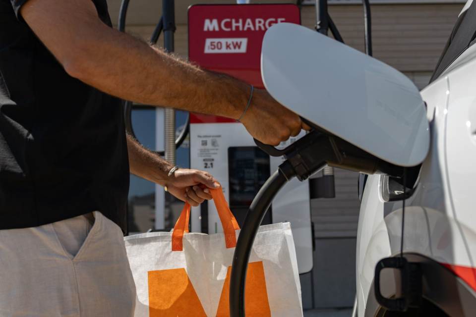 M-Charge baut Ladenetz auf 1'000 Ladepunkte aus