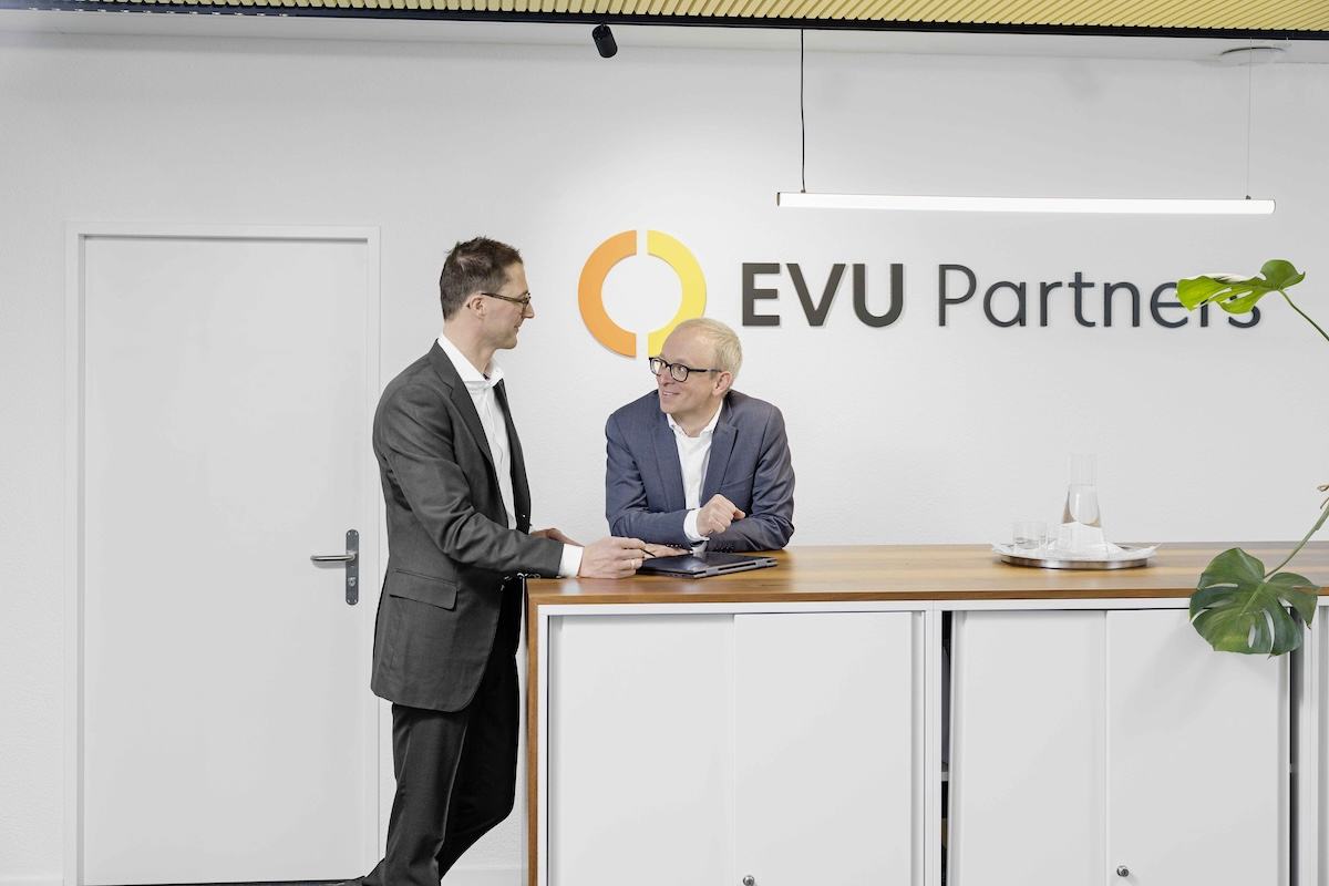 EVU Partners erweitert ihr Dienstleistungsangebot im Bereich Nachhaltigkeit durch die Übernahme von Colibri Carbon und stärkt ihre Position im Energiesektor.
