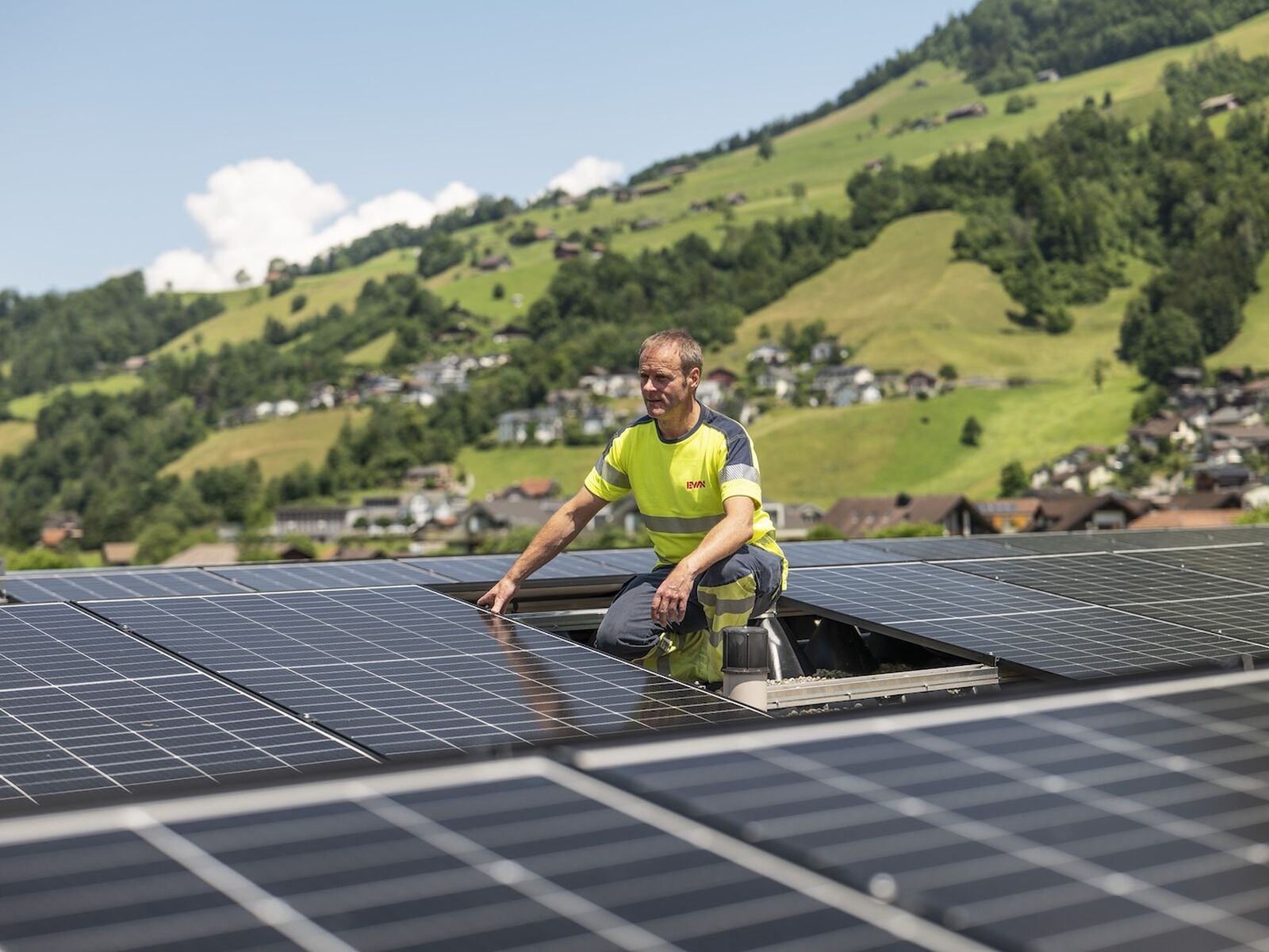 EWN steigert Gewinn auf CHF 15.02 Mio. (+41 %) und investiert rund CHF 17 Mio. in Netze, Speicher und Wärme. Versorgungssicherheit bleibt mit 12 Sekunden Ausfall pro Kunde auf Top-Niveau.