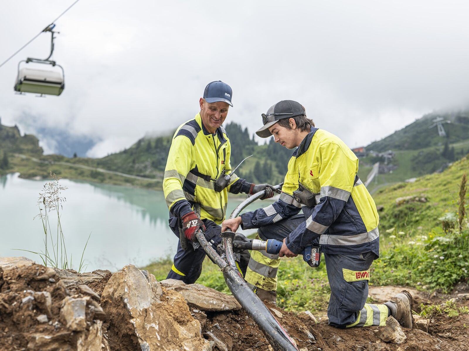 EWN steigert Gewinn auf CHF 15.02 Mio. (+41 %) und investiert rund CHF 17 Mio. in Netze, Speicher und Wärme. Versorgungssicherheit bleibt mit 12 Sekunden Ausfall pro Kunde auf Top-Niveau.