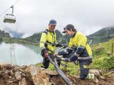 EWN steigert Gewinn auf CHF 15.02 Mio. (+41 %) und investiert rund CHF 17 Mio. in Netze, Speicher und Wärme. Versorgungssicherheit bleibt mit 12 Sekunden Ausfall pro Kunde auf Top-Niveau.