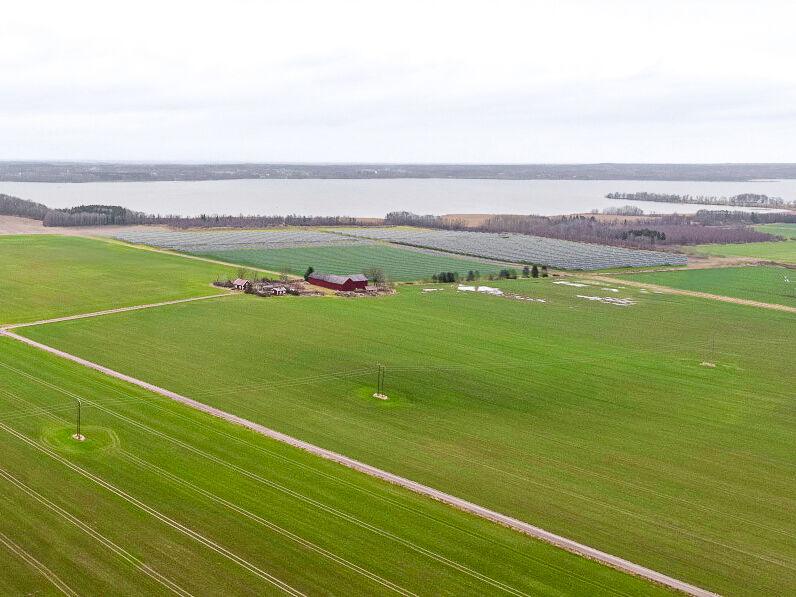 ewz baut in Motala (Schweden) den 24-MW-Solarpark Ulvåsa mit 10-MWh-Batteriespeicher. 25,4 GWh Jahresproduktion entsprechen rund 10’000 Stadtzürcher Haushalten.