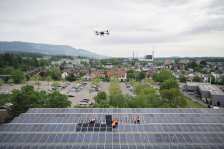 Helion setzt bei der Instandhaltung der Riverside-Solaranlage in Zuchwil auf Lastendrohnen. Rund 270 Drohnenflüge brachten Ersatzmodule direkt aufs Dach. So werden Logistik, Arbeitssicherheit und Effizienz bei der Wartung grosser PV-Anlagen verbessert. 