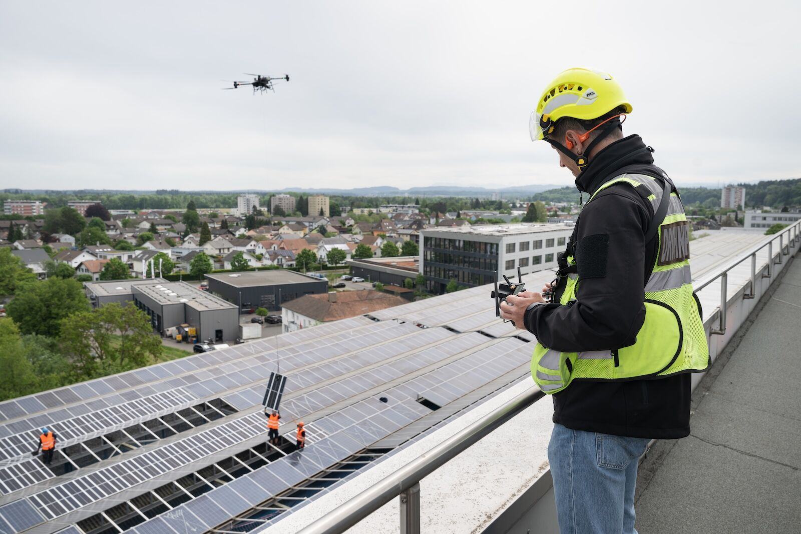 Helion setzt bei der Instandhaltung der Riverside-Solaranlage in Zuchwil auf Lastendrohnen. Rund 270 Drohnenflüge brachten Ersatzmodule direkt aufs Dach. So werden Logistik, Arbeitssicherheit und Effizienz bei der Wartung grosser PV-Anlagen verbessert. 