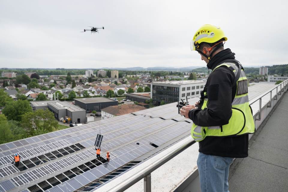 Helion setzt bei der Instandhaltung der Riverside-Solaranlage in Zuchwil auf Lastendrohnen. Rund 270 Drohnenflüge brachten Ersatzmodule direkt aufs Dach. So werden Logistik, Arbeitssicherheit und Effizienz bei der Wartung grosser PV-Anlagen verbessert.