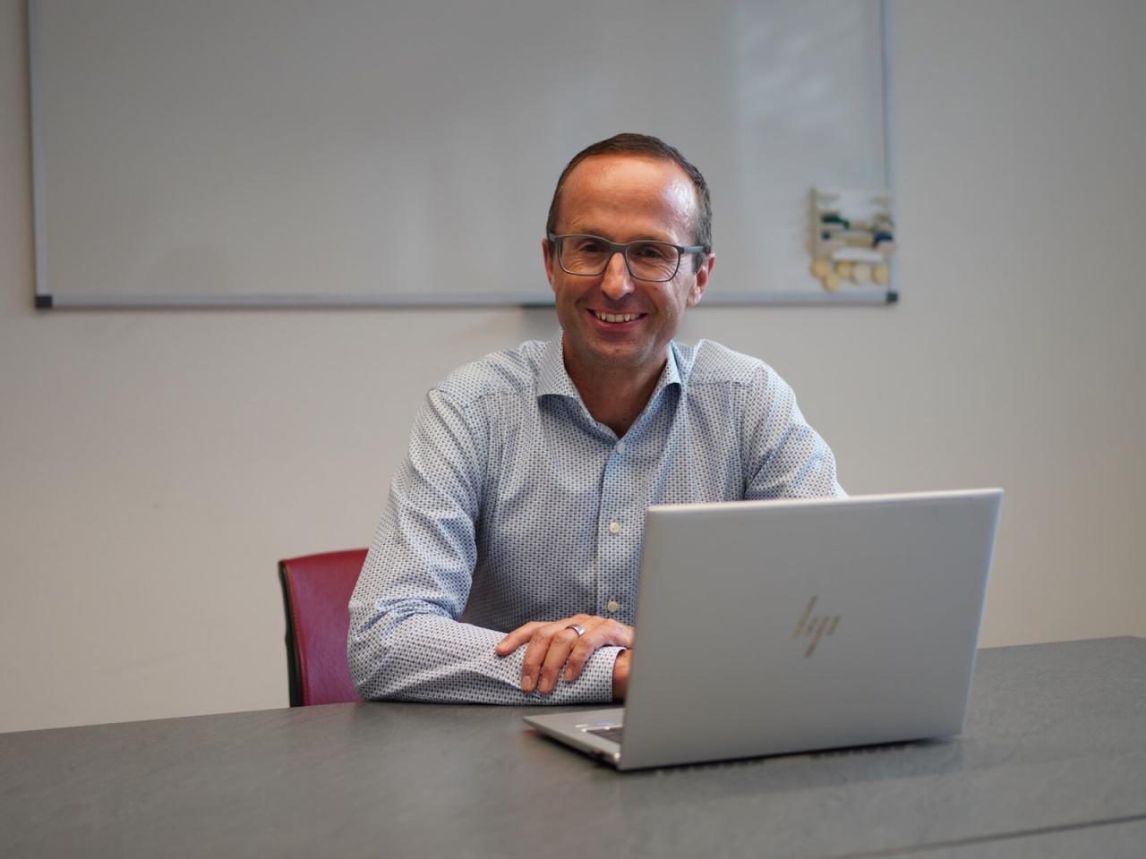 Helmut Perreten kündigt seinen Rücktritt als CEO der Industrielle Betriebe Interlaken AG per Mitte 2027 an.