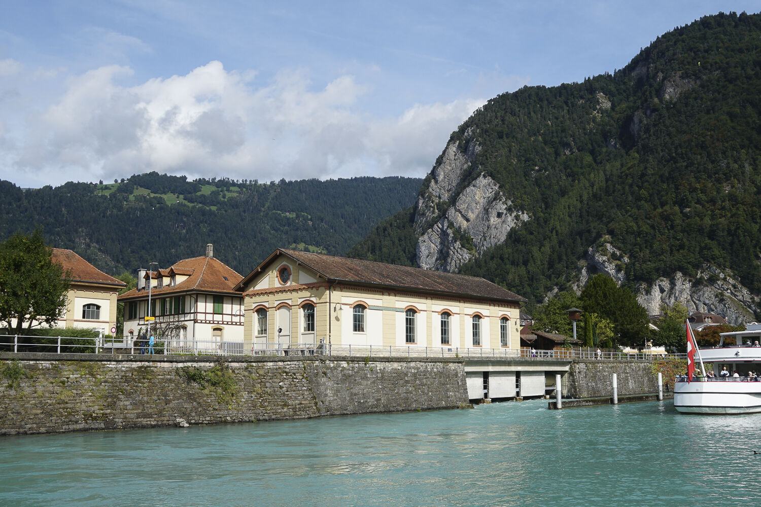 Wasserkraftwerk am Schifffahrtkanal in Interlaken