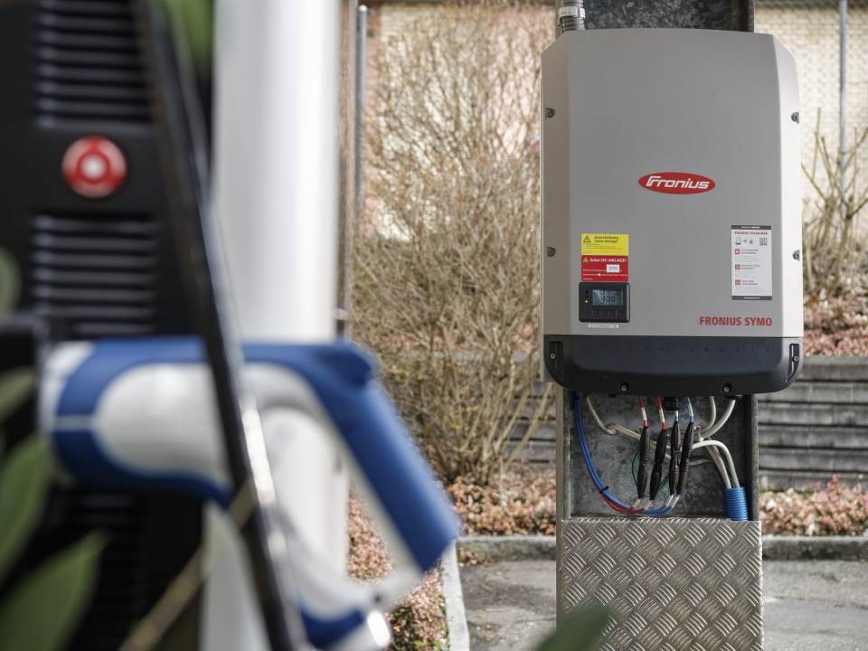 Wechselrichter von Photovoltaikanlagen sind zunehmend Teil der digitalen Energieinfrastruktur. IBW Installationen setzt dabei auf den europäischen Hersteller Fronius.