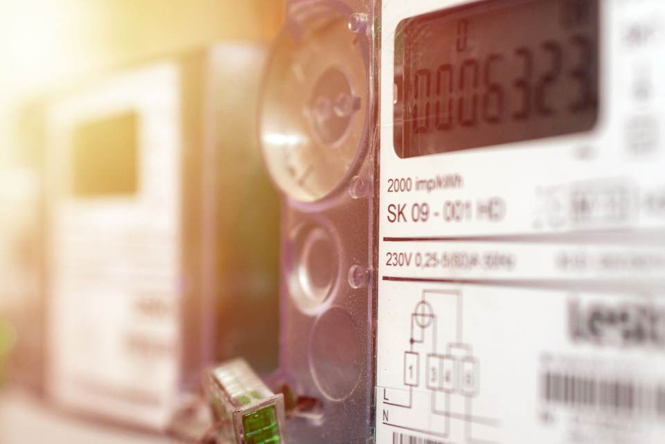 Ab 2027 können negative Strompreise an Solarstromproduzenten weitergegeben werden. sun2wheel und convoltas erweitern «Profit-Plus» deshalb um einen kostenlosen Schutzmechanismus, der PV-Anlagen bei Negativpreisphasen automatisch steuert und Risiken reduziert.