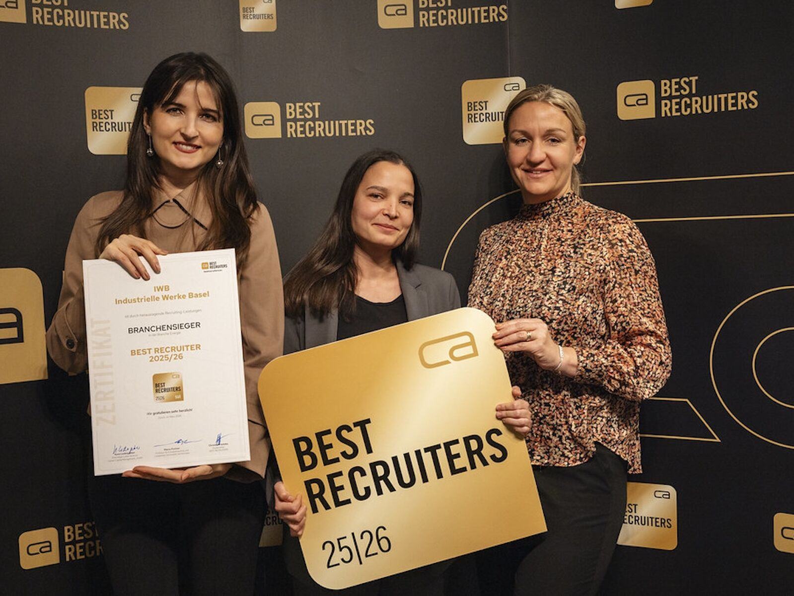 Übergabe «Best Recruiters»-Award: Katarina Karadzic, Tanja Savic und Martina Schmitter nehmen den Preis fürs ganze HR-Team entgegen. zVg «Best Recruiters»