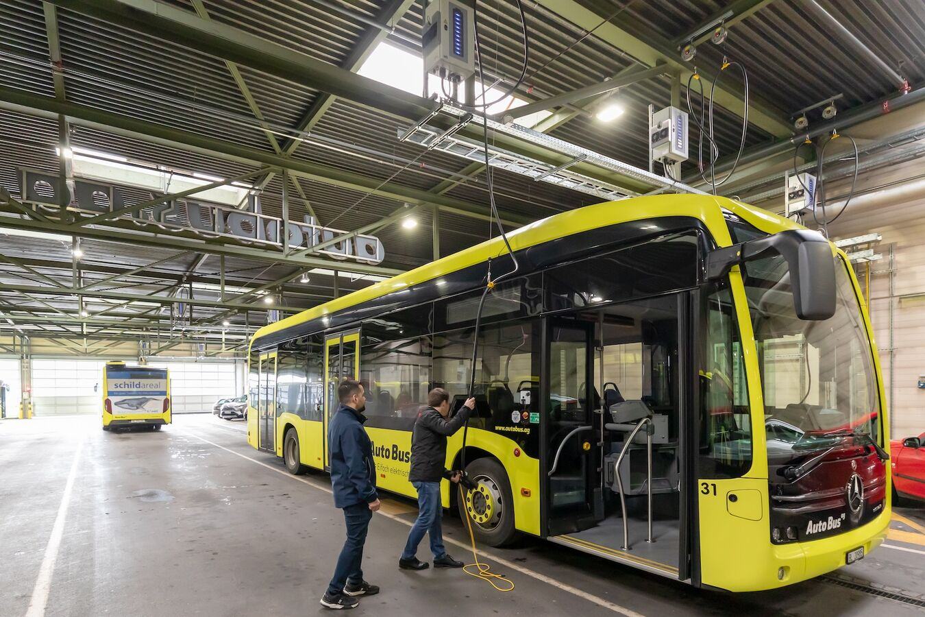 Mehr Freiraum: Einige Ladepunkte wurden direkt unter dem Dach montiert.