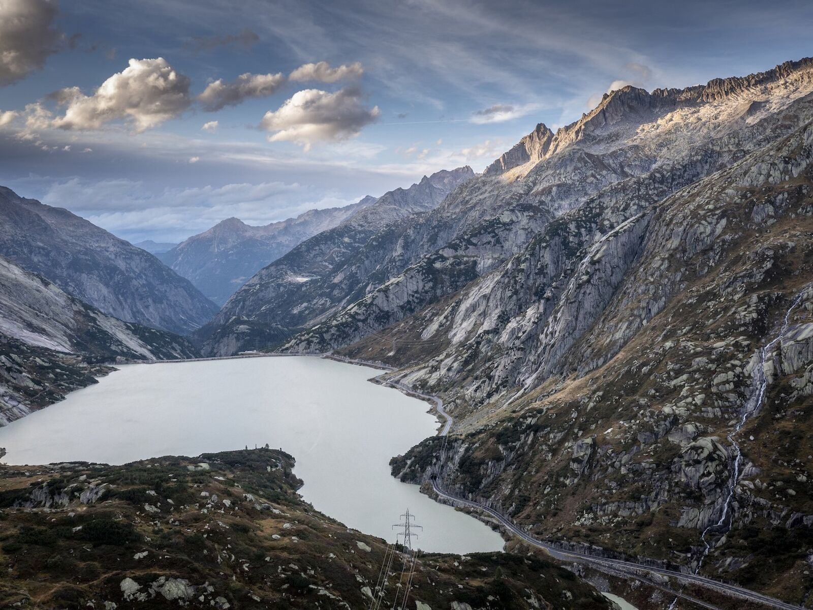 KWO investiert rund CHF 300 Mio. in das Pumpspeicherwerk Grimsel 4. Zwei reversible Pumpturbinen mit je 84 MW erhöhen Flexibilität und sichern wichtige Regelenergie für das Stromnetz. Baustart Juni 2026, Inbetriebnahme ab 2032 geplant