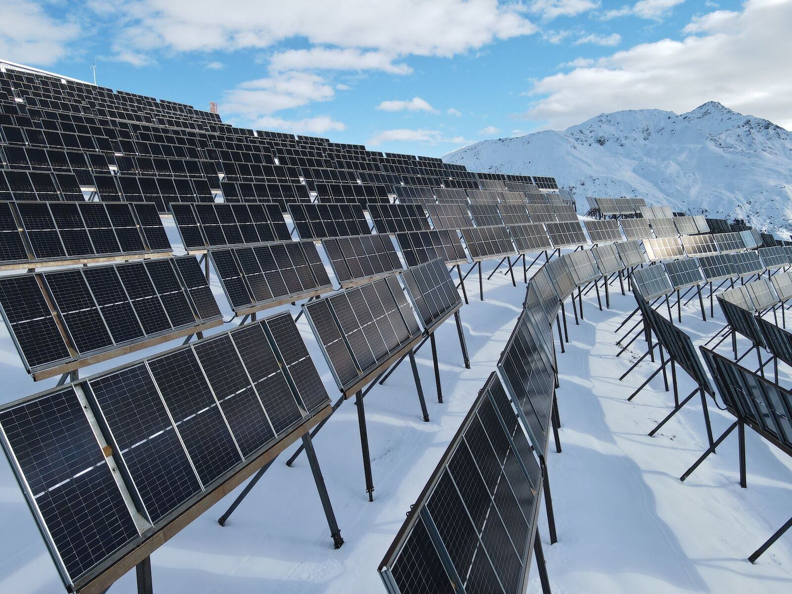 Madrisa Solar übertrifft Erwartungen im ersten Winter: 1,5 GWh Stromproduktion und +15% Leistungsplus durch Schnee-Effekt.