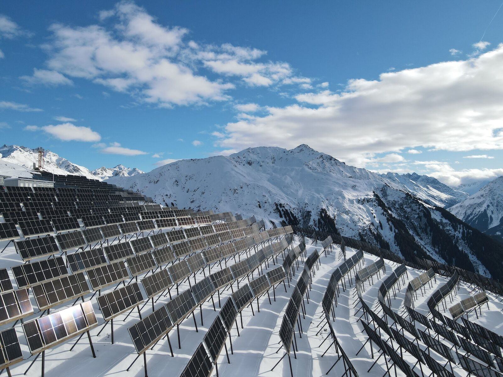 Madrisa Solar übertrifft Erwartungen im ersten Winter: 1,5 GWh Stromproduktion und +15% Leistungsplus durch Schnee-Effekt.