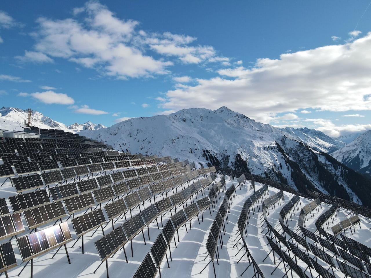Madrisa Solar übertrifft Erwartungen im ersten Winter: 1,5 GWh Stromproduktion und +15% Leistungsplus durch Schnee-Effekt.