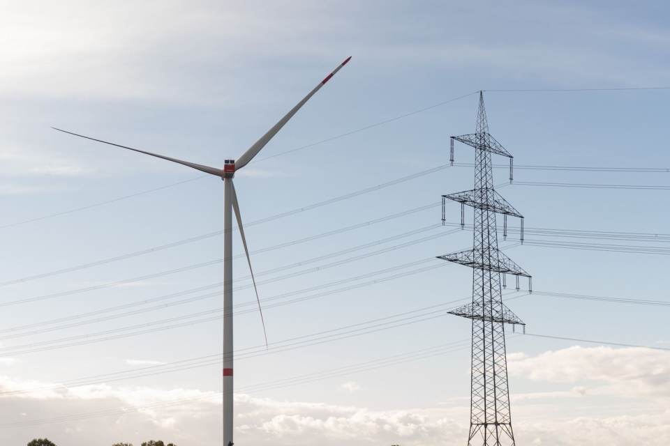 Stromnetzinfrastruktur als Symbol für die Trennung von Netzbetrieb und Stromhandel