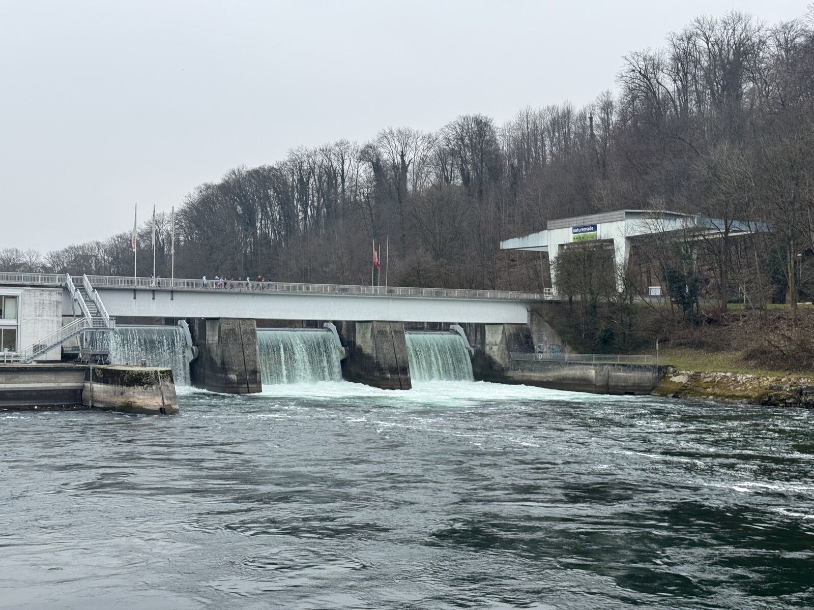 Wasserkraft Schweiz 2025: Anfang 2026 waren 706 Zentralen über 300 kW in Betrieb. Die mittlere Produktionserwartung sank auf 37’162 GWh/a. Gründe sind u.a. Restwassersanierungen, tiefe Zuflüsse und Ausfälle nach dem Walliser Unwetter 2024.
