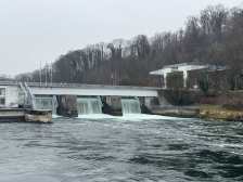 Wasserkraft Schweiz 2025: Anfang 2026 waren 706 Zentralen über 300 kW in Betrieb. Die mittlere Produktionserwartung sank auf 37’162 GWh/a. Gründe sind u.a. Restwassersanierungen, tiefe Zuflüsse und Ausfälle nach dem Walliser Unwetter 2024.