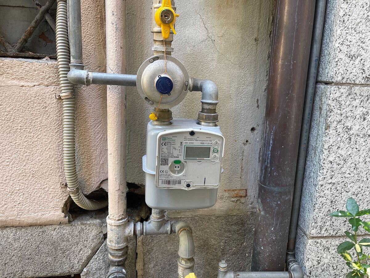 Preisüberwacher senkt Wärmetarife bei SIG, reduziert WACC bei IBW auf 4.05 % und bremst Wassergebühren in mehreren Gemeinden. 